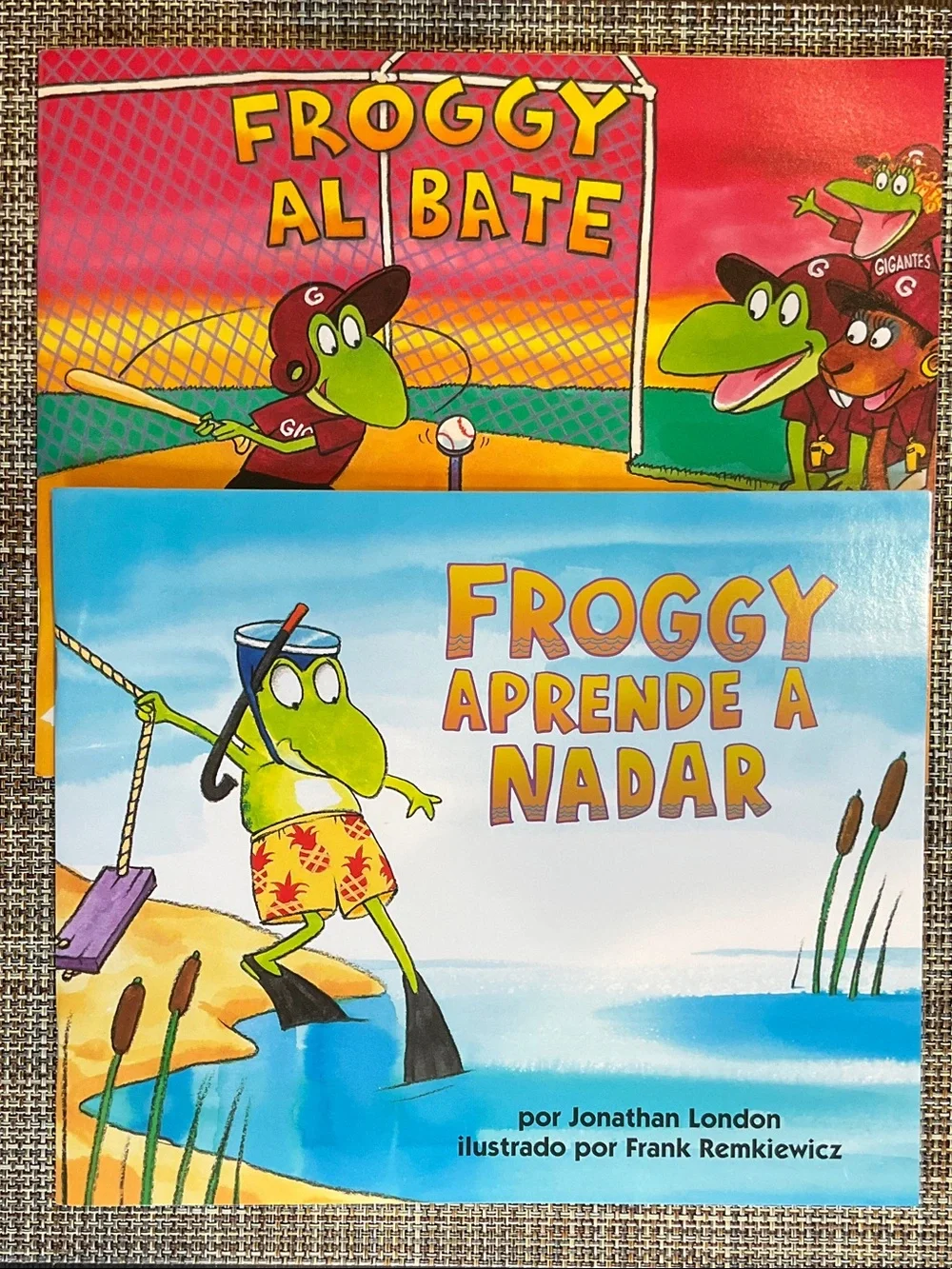 2 Froggy books in Spanish NWT